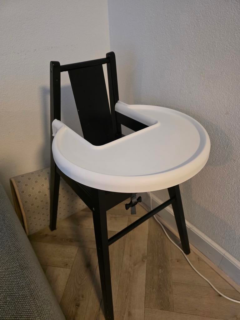 IKEA Antilop kinderstoel met eetblad - Zwart/Wit, Kinderen en Baby's, Ophalen of Verzenden, Gebruikt, Overige typen, Gordel(s)