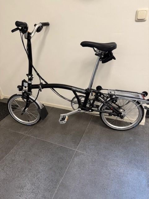 Brompton vouwfiets (zwart) met tas, Fietsen en Brommers, Fietsen | Vouwfietsen, Ophalen, Brompton, 16 tot 18 inch, Versnellingen