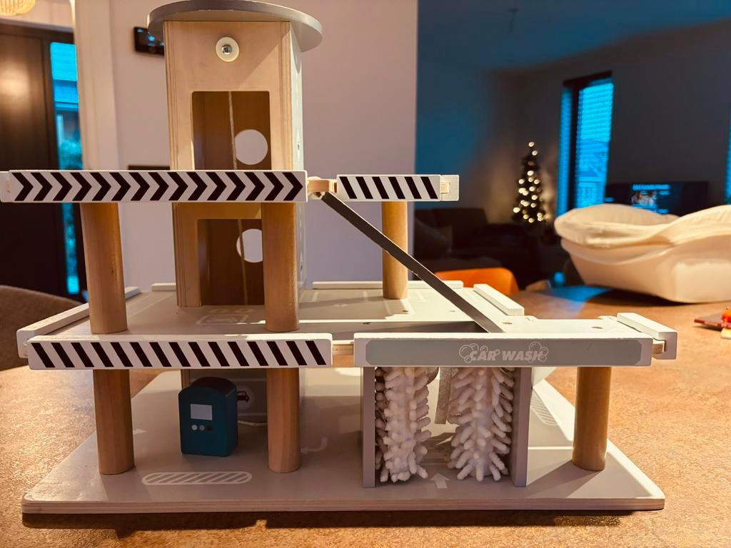 Houten auto garage, Ophalen, Zo goed als nieuw, Jongen of Meisje