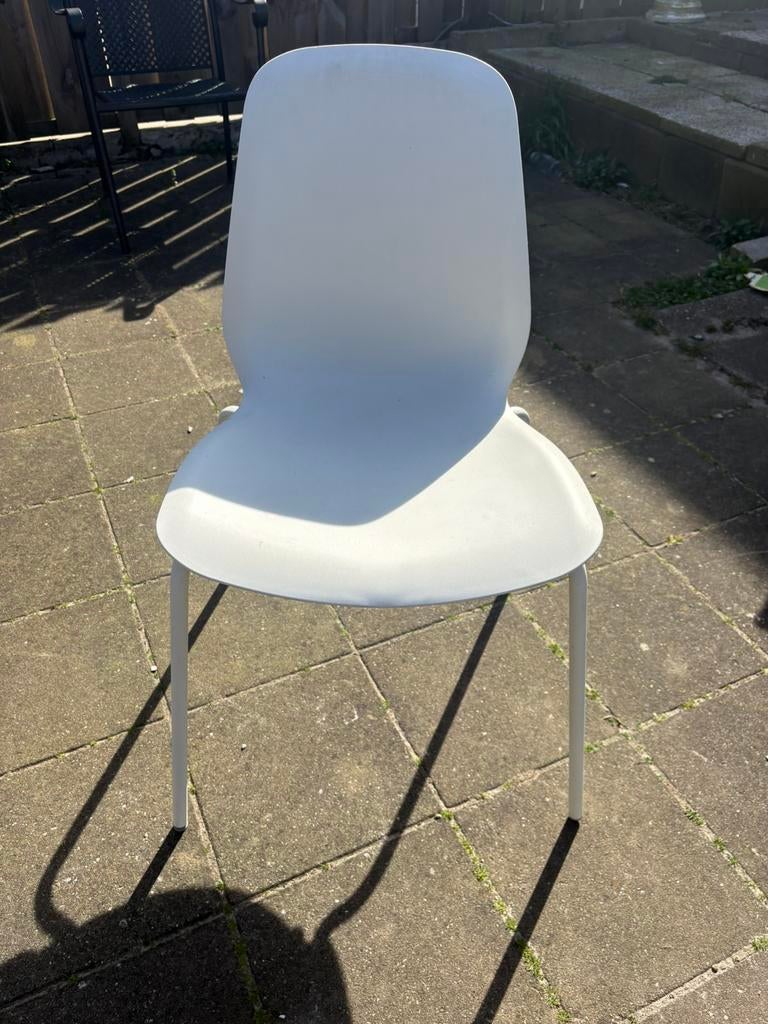 İkea witte stoel met metalen poten, Huis en Inrichting, Stoelen, Kunststof, Gebruikt, Wit, Ophalen of Verzenden