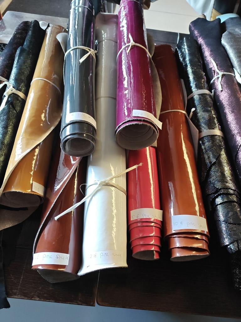 Rolletjes glans  leer a 10€ p/st, Ophalen, Leer of Kunstleer, Nieuw, 30 tot 120 cm