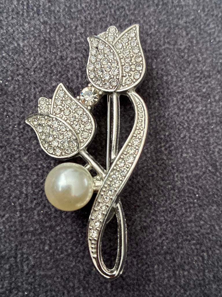 Broche met bloemen, parel en strass steentjes, Overige materialen, 4 tot 7 cm, Gebruikt, Ophalen of Verzenden