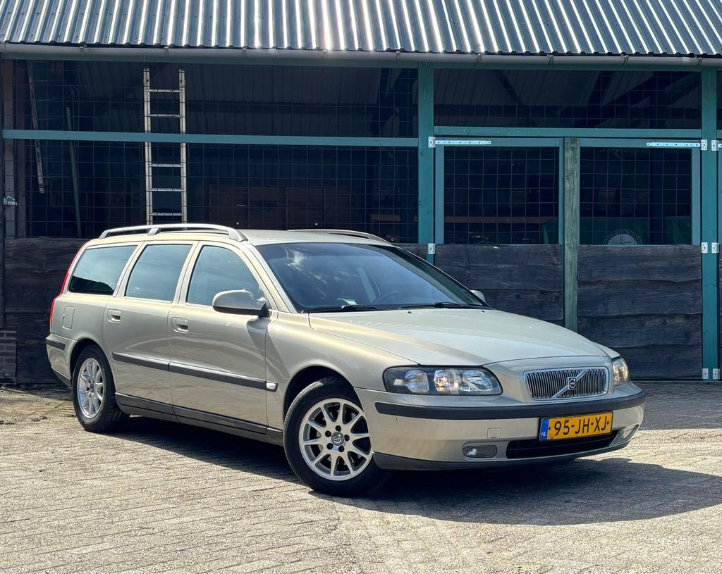Volvo V70 2.4 140PK AUT 2002 Beige | Trekhaak | Nieuwe APK!, Stof, Beige, Stationwagon, Navigatiesysteem