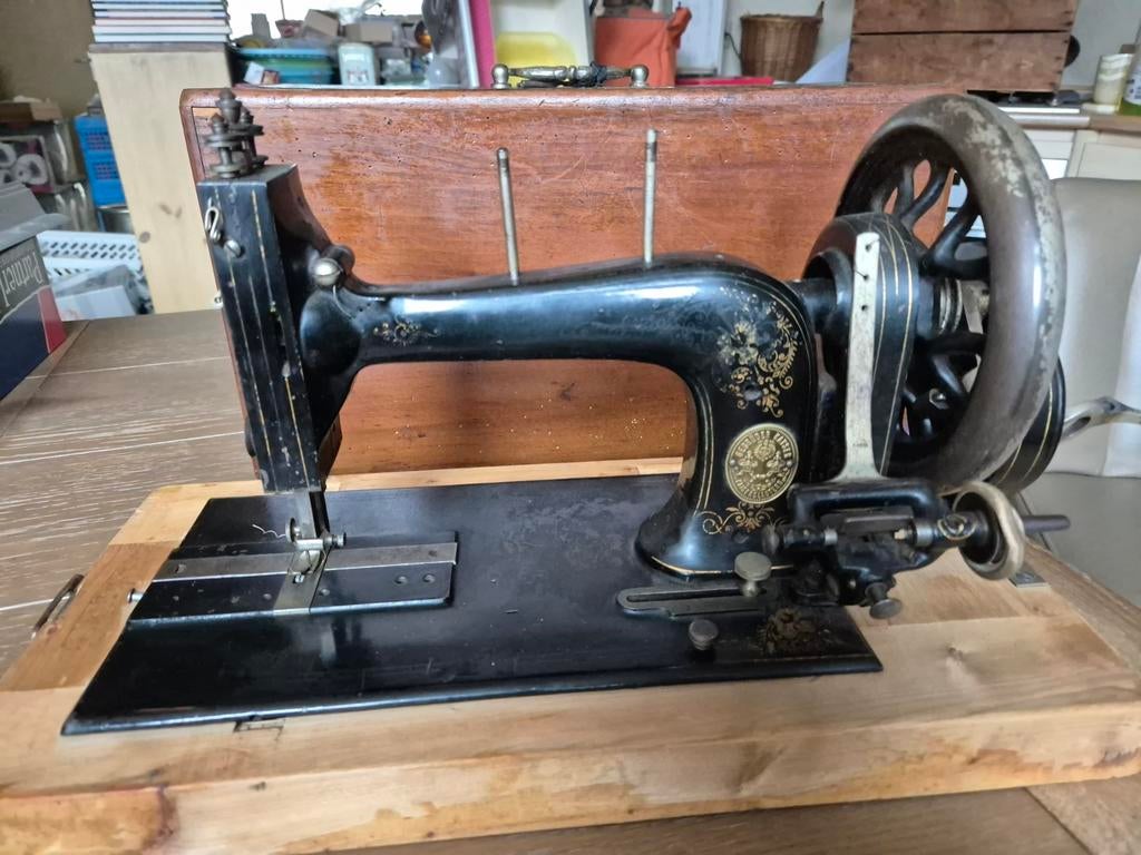 Ouderwetse naaimachine Gebrüder Kayser, Ophalen