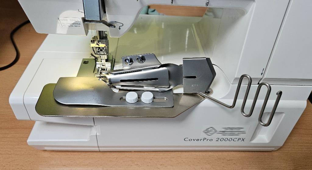 Janome Bandgeleider voetjes voor Coverpro, Hobby en Vrije tijd, Naaimachines en Toebehoren, Ophalen of Verzenden, Zo goed als nieuw