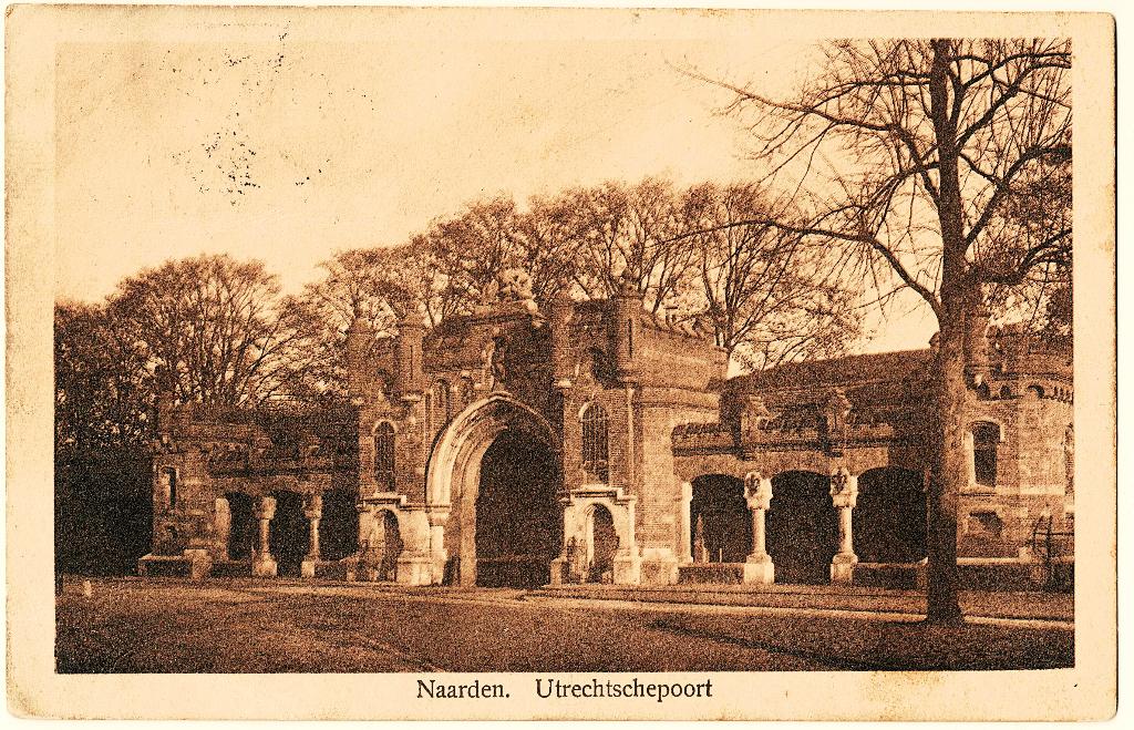 Naarden, de utrechtsepoort, verstuurd 1945, richtprijs 2,50, Verzenden, 1940 tot 1960, Gelopen, Noord-Holland