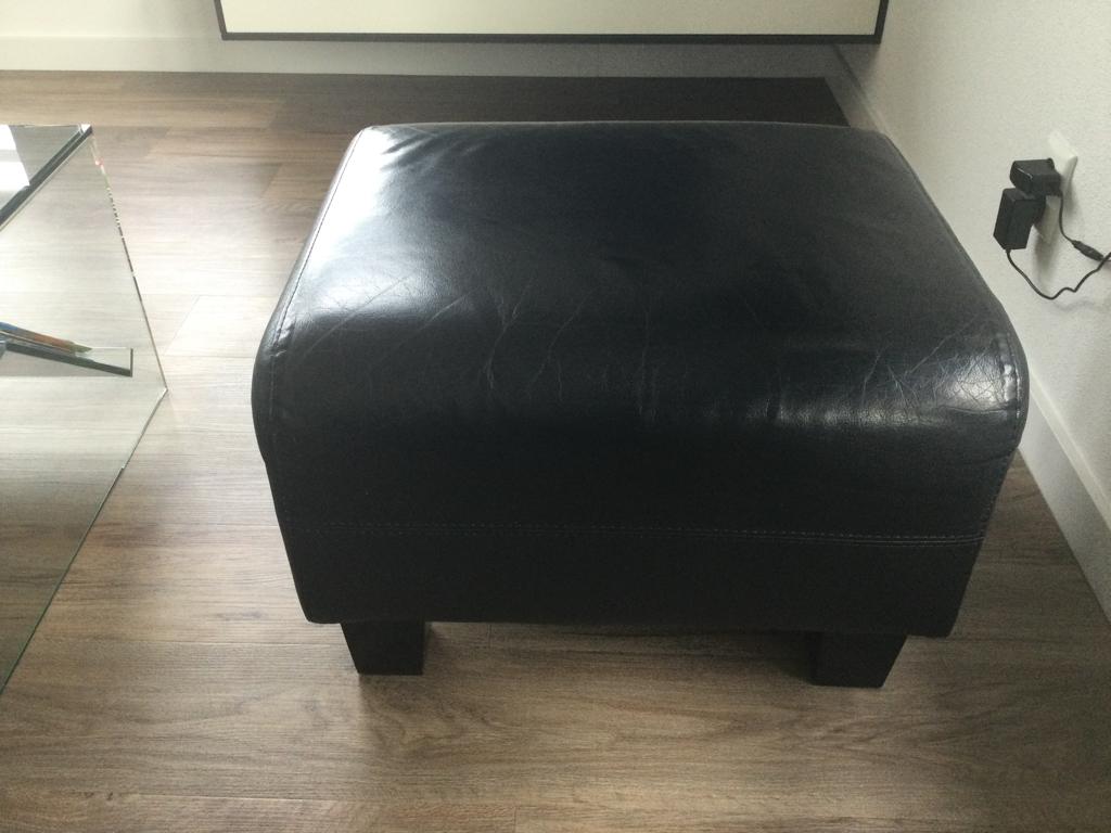 Zwart leren poef/ Hocker, Huis en Inrichting, Gebruikt, Leer, Ophalen of Verzenden, Modern