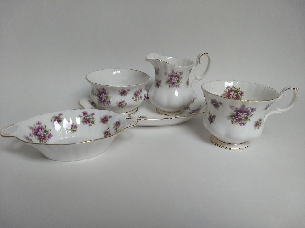 Royal Albert SWEET VIOLETS, roomstel en Bonbonniere, Ophalen, Overige materialen, Zo goed als nieuw, Bord(en)