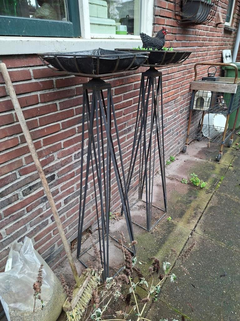 2 ijzeren pilaren / plantenstandaards, Ophalen, Gebruikt