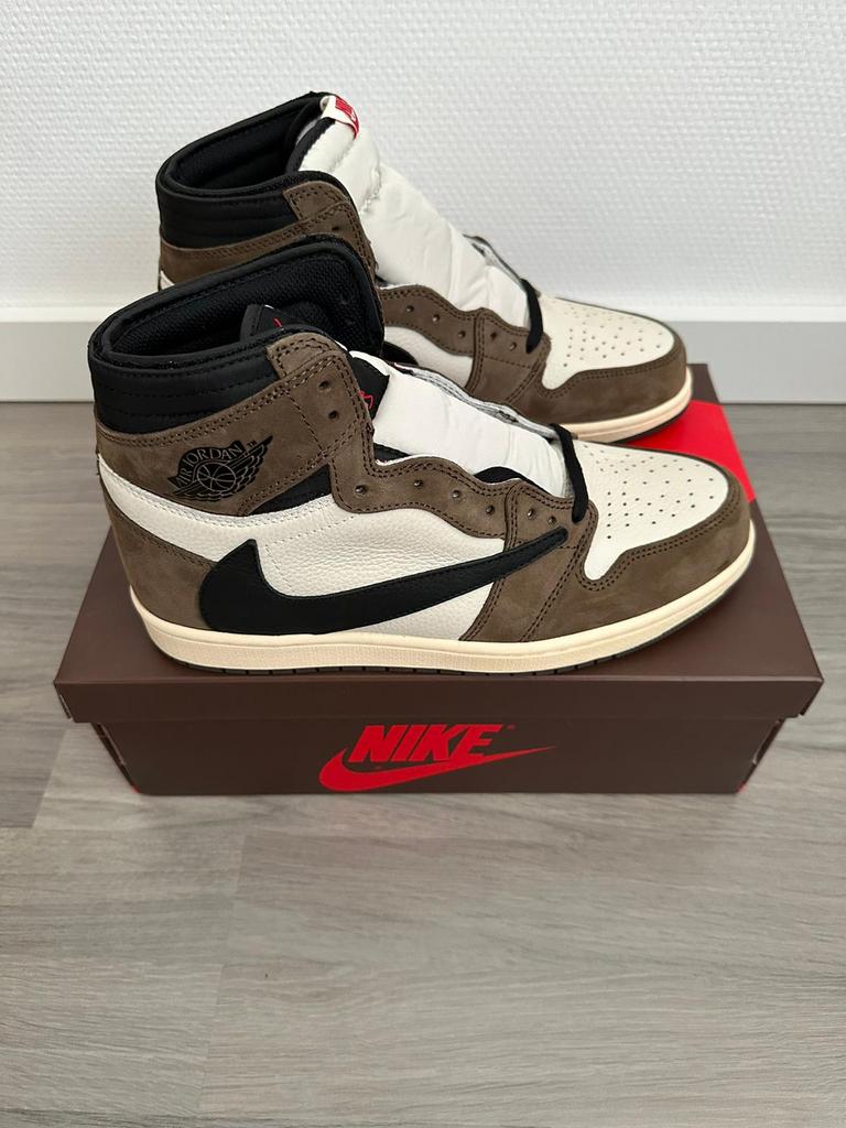 Nike air jordan 1 low travis scott dark mocha, Ophalen of Verzenden, Zo goed als nieuw, Bruin