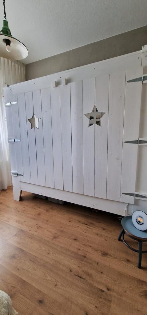 Te koop, houten bed en grote kast, Kinderen en Baby's, Kinderkamer | Bedden, Ophalen of Verzenden, 180 cm of meer, 85 tot 100 cm