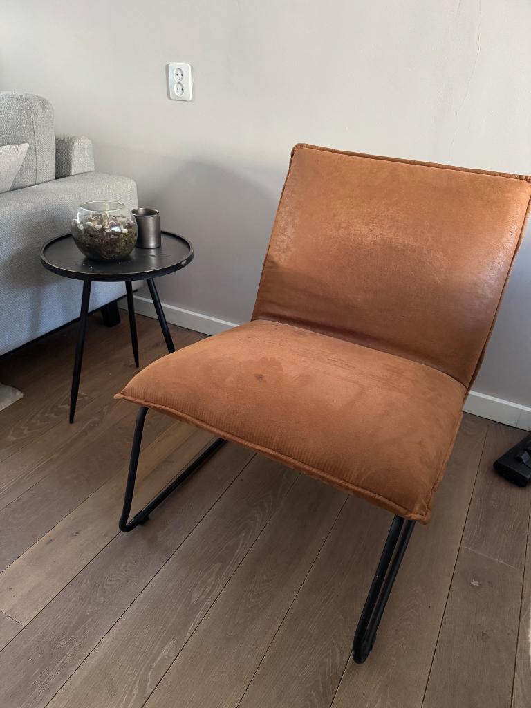 Roestkleurige suède fauteuil, Ophalen, Overige materialen, 75 tot 100 cm, Zo goed als nieuw