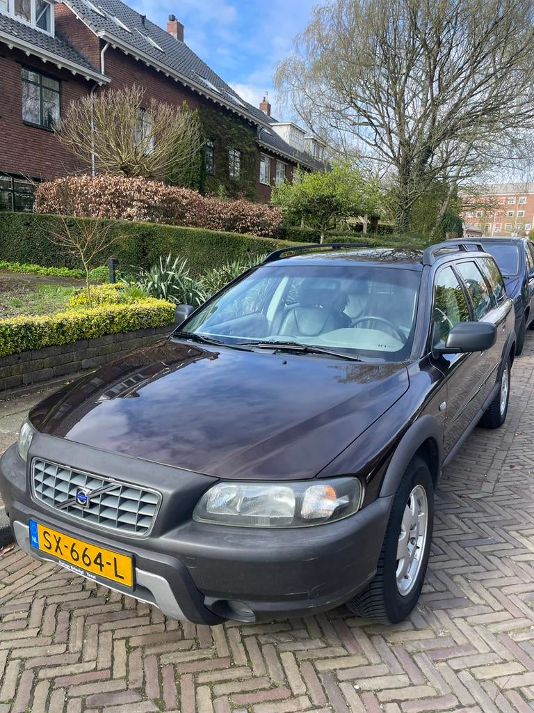 Volvo V70 2.4 T XC 4WD AUT 2002 Bruin, Auto's, Volvo, Automaat, 1800 kg, Bruin, 1657 kg