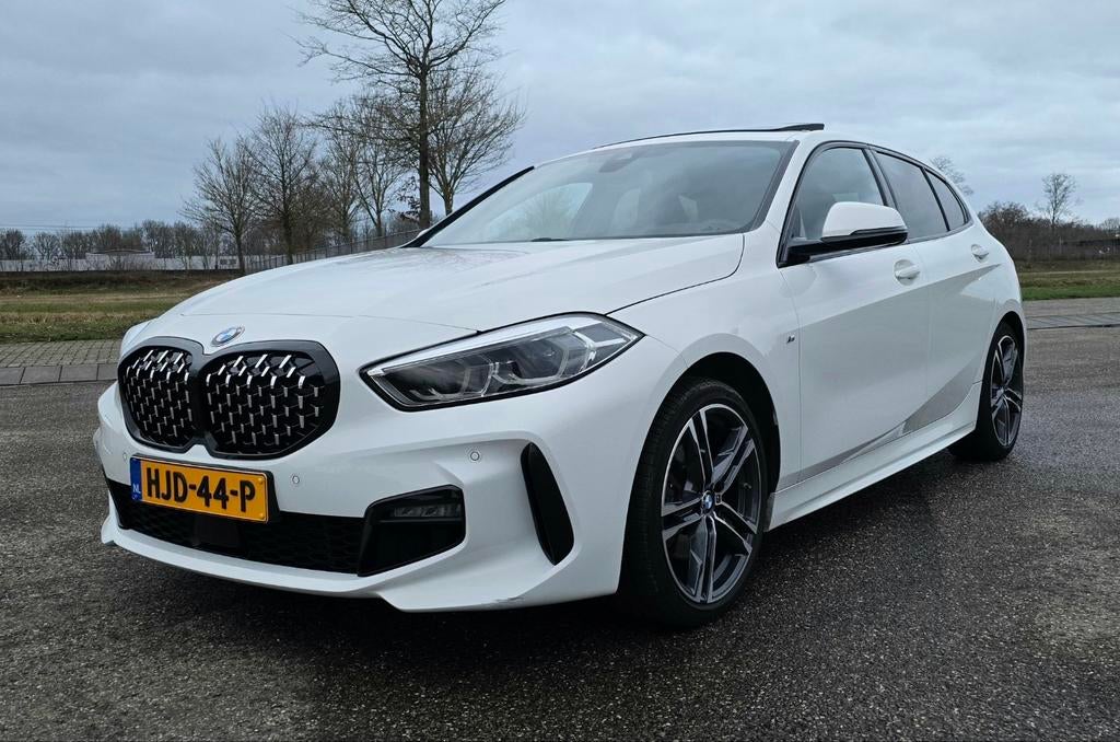 BMW 118i M Sport | Handbak | M Perf Schaalstoelen | HUD, Auto's, BMW, Alcantara, Wit, Handgeschakeld, Geïmporteerd