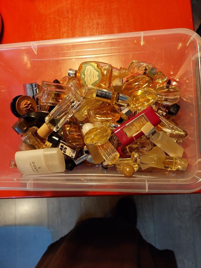110 miniatuur parfums in doos, Verzamelen, Parfumverzamelingen, Ophalen of Verzenden, Zo goed als nieuw, Miniatuur