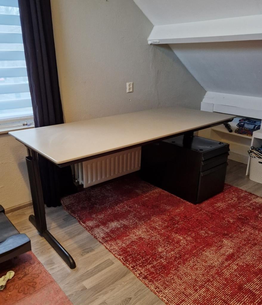 Bureau 180x80 hoogte verstelbaar. Ladeblok op te hangen, Ophalen