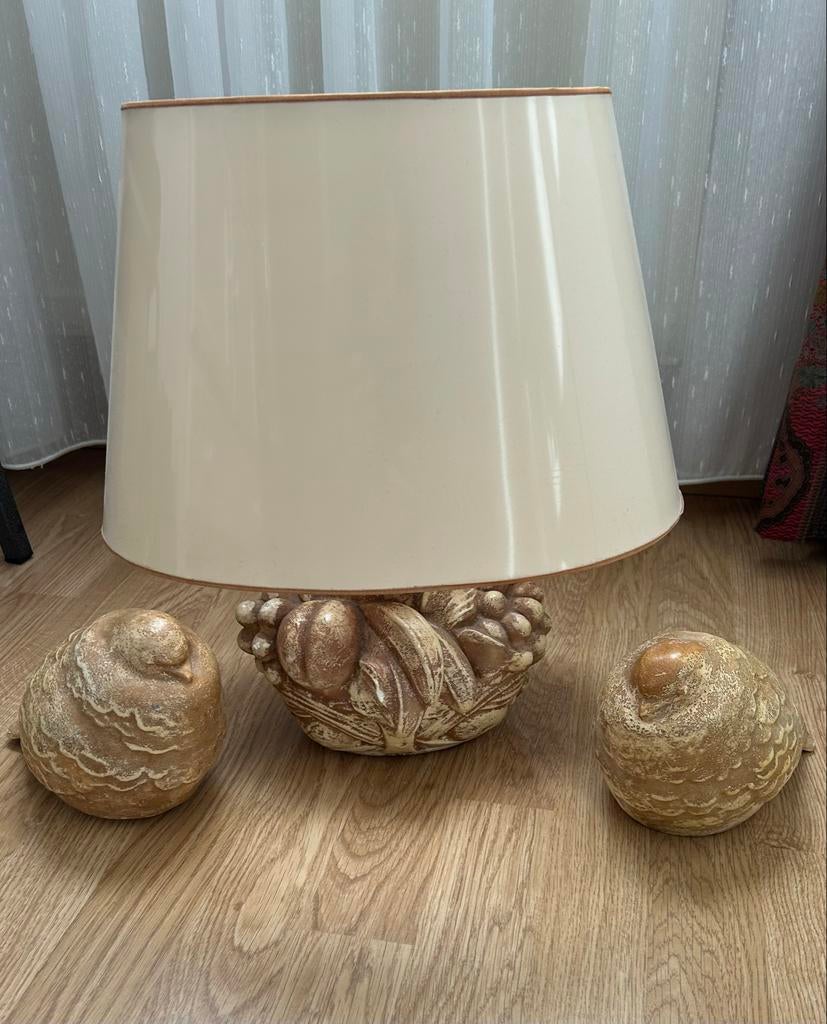 Tafellamp met beige kap en versierde voet, Huis en Inrichting, Lampen | Tafellampen, Ophalen, Gebruikt, Stof, 50 tot 75 cm