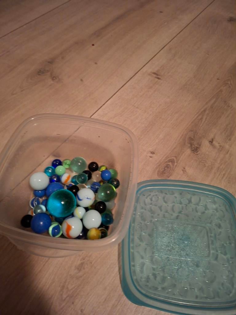 Een bakje met knikkers. Alleen ophalen!, Ophalen, Jongen of Meisje