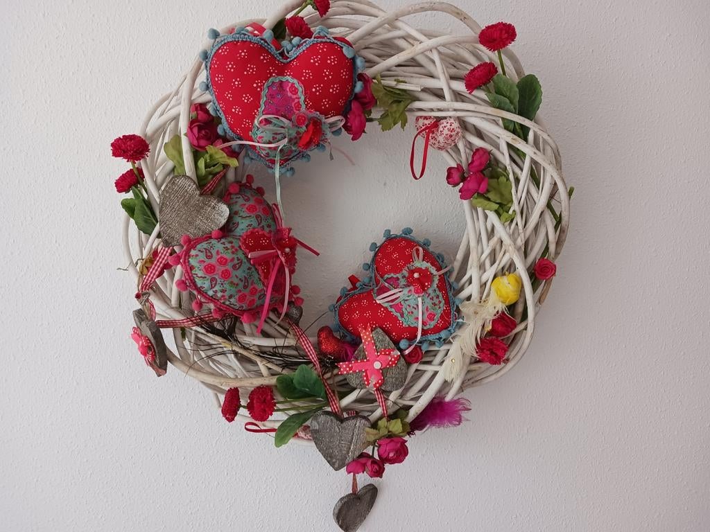 Grote witte krans met hartjes van stof en groene versiering, Ophalen of Verzenden, Zo goed als nieuw