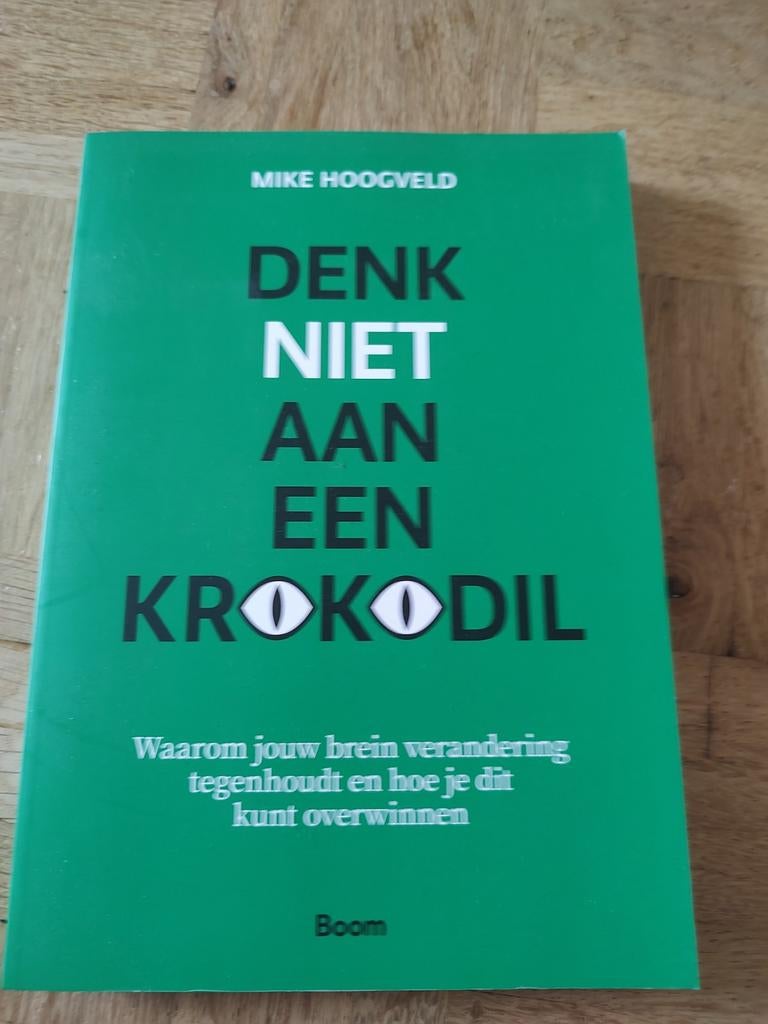 Boek Denk niet aan een krokodil, Boeken, Ophalen of Verzenden, Zo goed als nieuw, Mike Hoogveld
