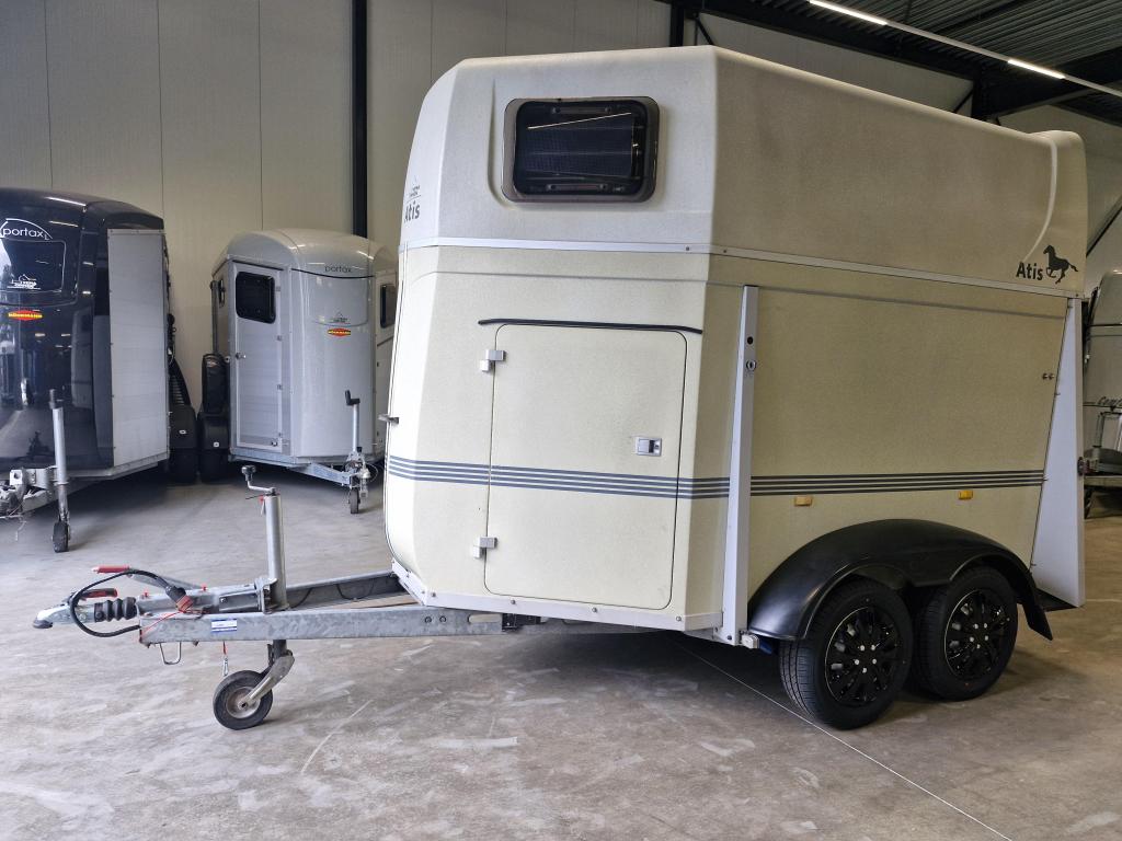 Humbaur Atis 2p trailer nieuwe bodem en banden topper, Dieren en Toebehoren, Paarden en Pony's | Trailers en Aanhangwagens, Nieuw