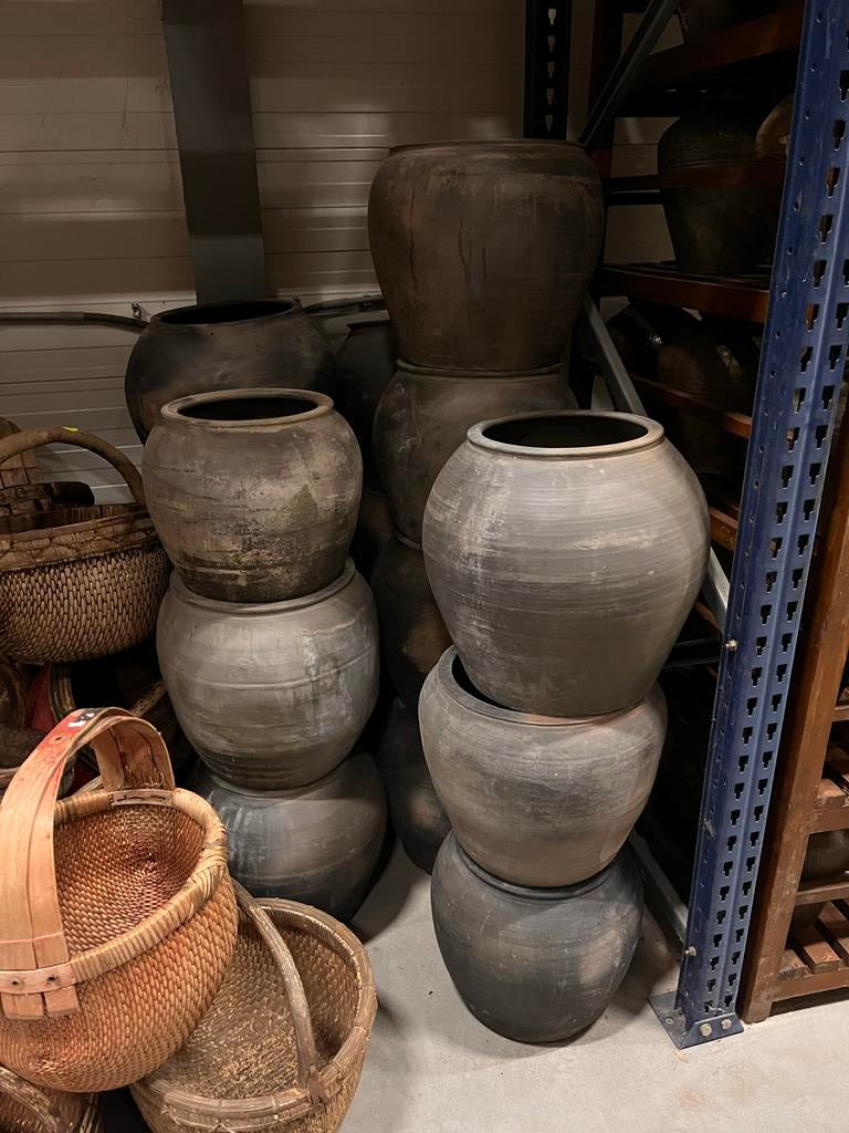 Partij oude zwarte aardewerken potten, Ophalen