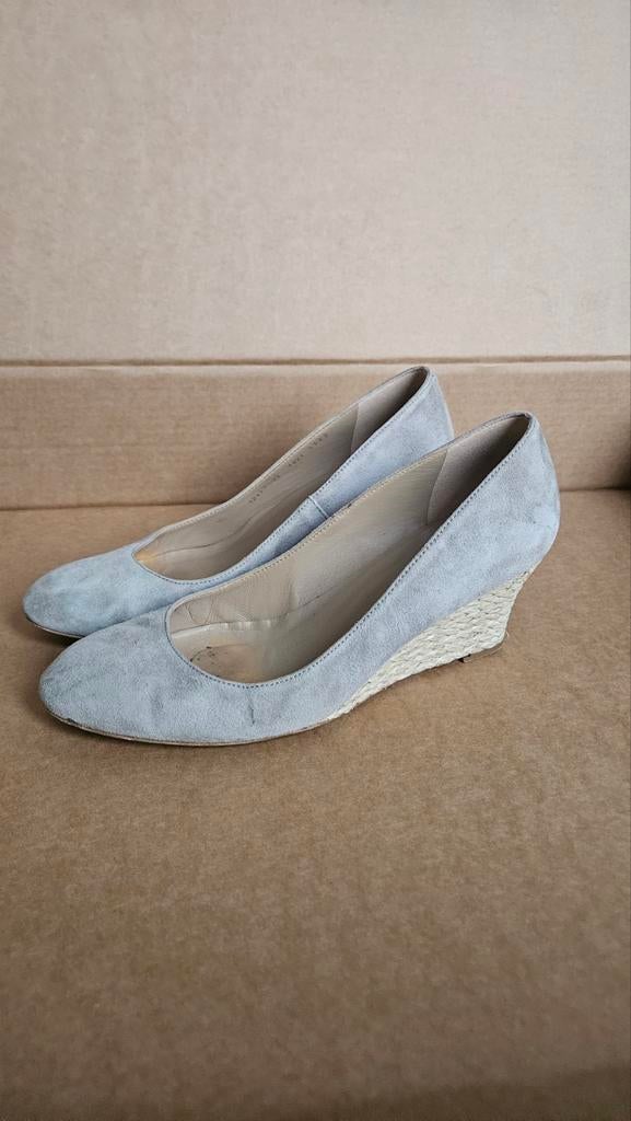 LK Bennett wedge suede grijs maat 39, Kleding | Dames, Schoenen, Ophalen of Verzenden, Gedragen, Grijs