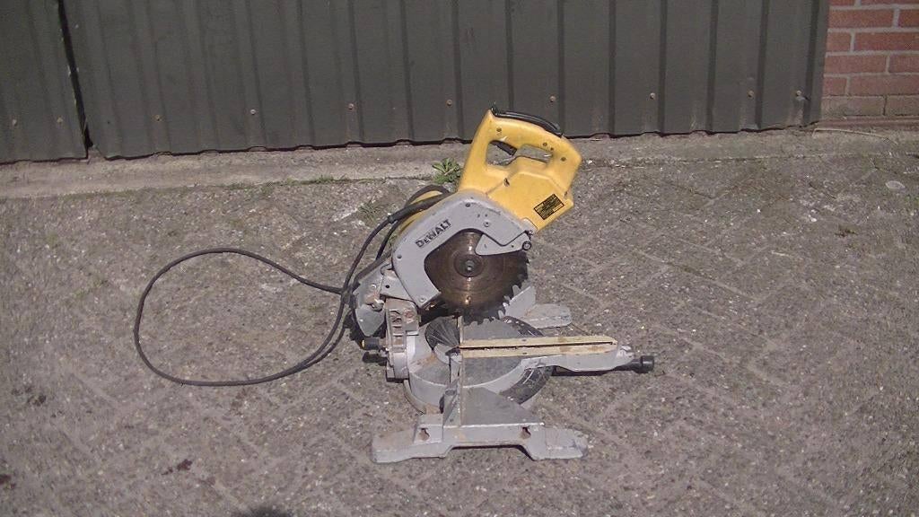 💥De walt zaagmachine / zaag / zagen 💥, Doe-het-zelf en Verbouw, Gereedschap | Zaagmachines, Ophalen, Gebruikt, Afkortzaag, 30 tot 70 mm