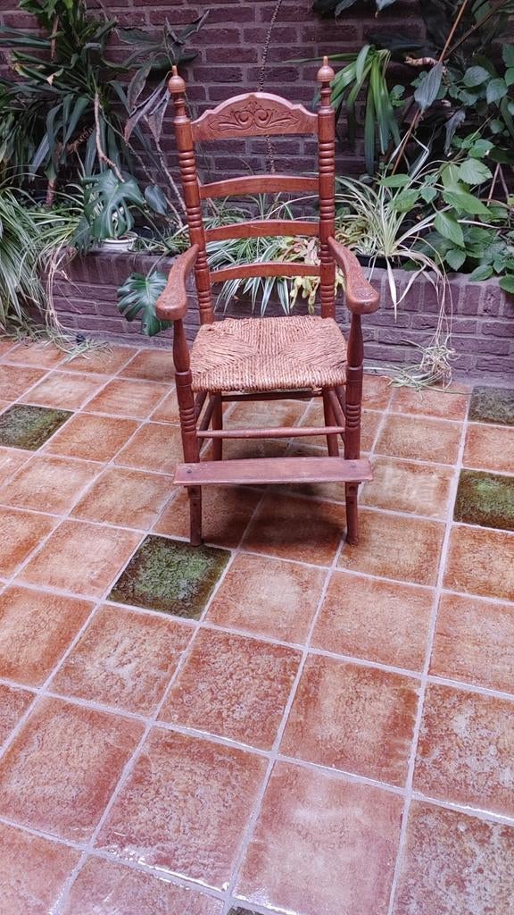 Antieke kinderstoel met biezen zitting, Ophalen