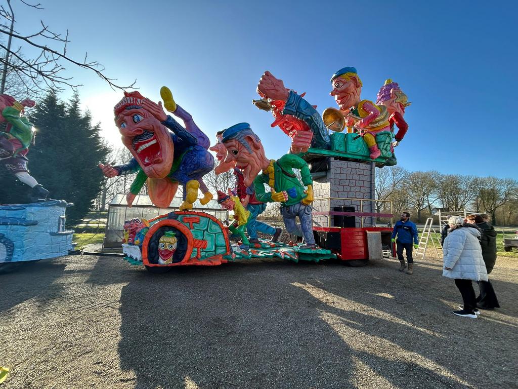 Prachtige polyester Carnavalswagen, Ophalen