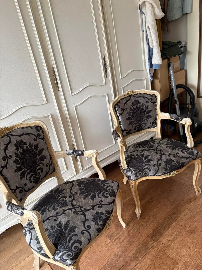 Twee craqule stoeltjes, Ophalen