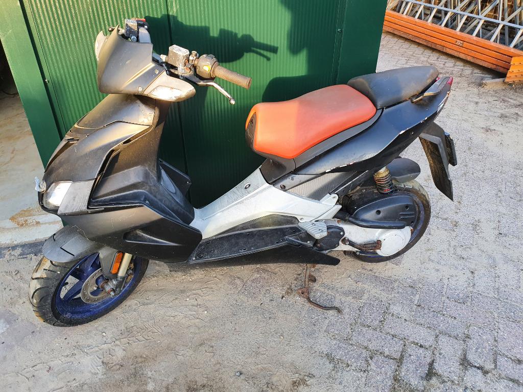 Aprilia SR factory frame met geel kenteken SR50 onderdelen, Aprilia, SR, Frame, Gebruikt