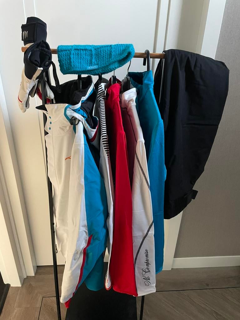 KJUS skipak 42 set (jas-broek-4 skipully’s-handschoenen), Kleding | Dames, Wintersportkleding, Ophalen of Verzenden, Zo goed als nieuw