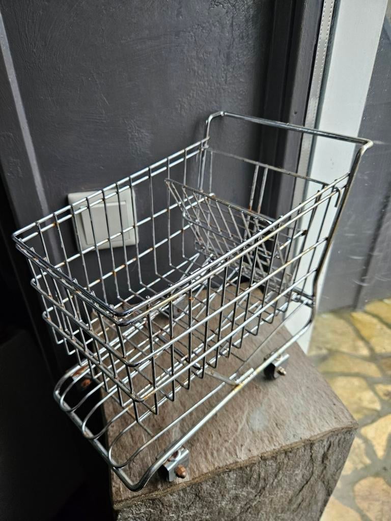 Grappige originele vintage kleine metalen winkelwagen mand, Overige materialen, Gebruikt, Mand, Ophalen of Verzenden