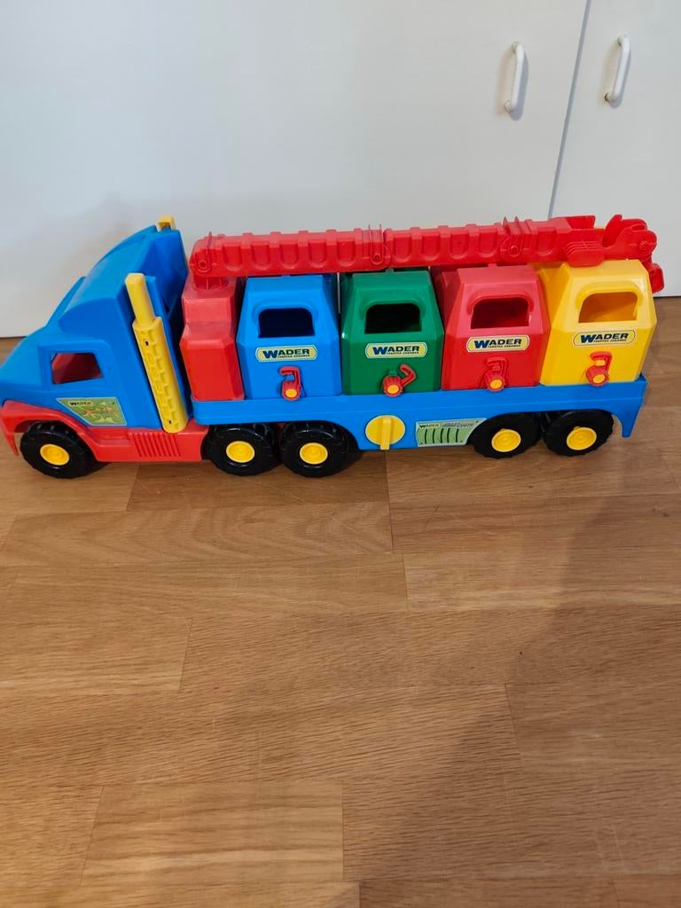 Leuke speelgoed vrachtauto met containers, Ophalen