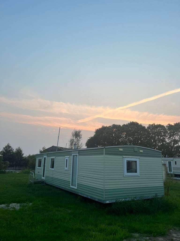 Prachtige grote stacaravan aan het water te koop, Tot en met 2