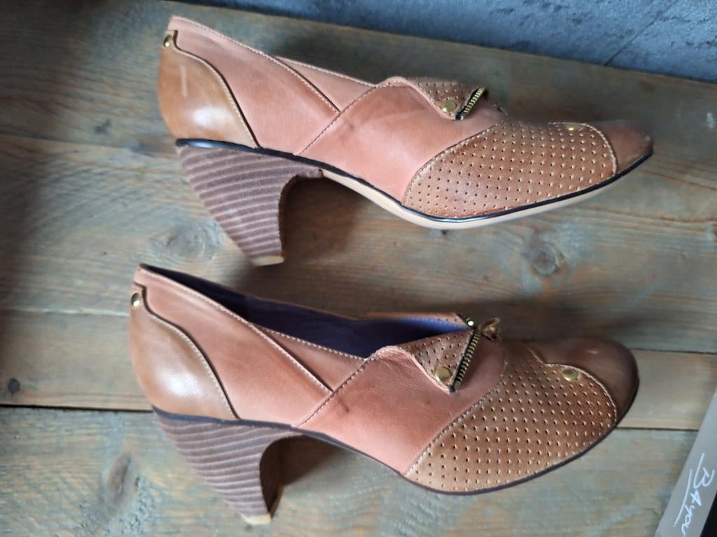 Nieuwe pumps 
Leuke details ritsje goudkleurigMerk B 4you39, Kleding | Dames, Schoenen, Nieuw, Overige kleuren, Ophalen of Verzenden