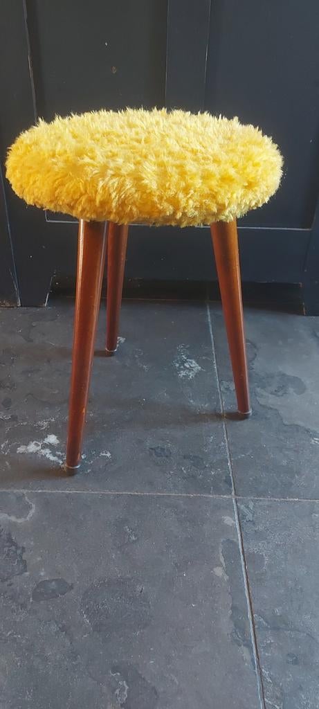 Vintage / retro krukje met gele pluche bekleding, Ophalen, Zo goed als nieuw, Hout