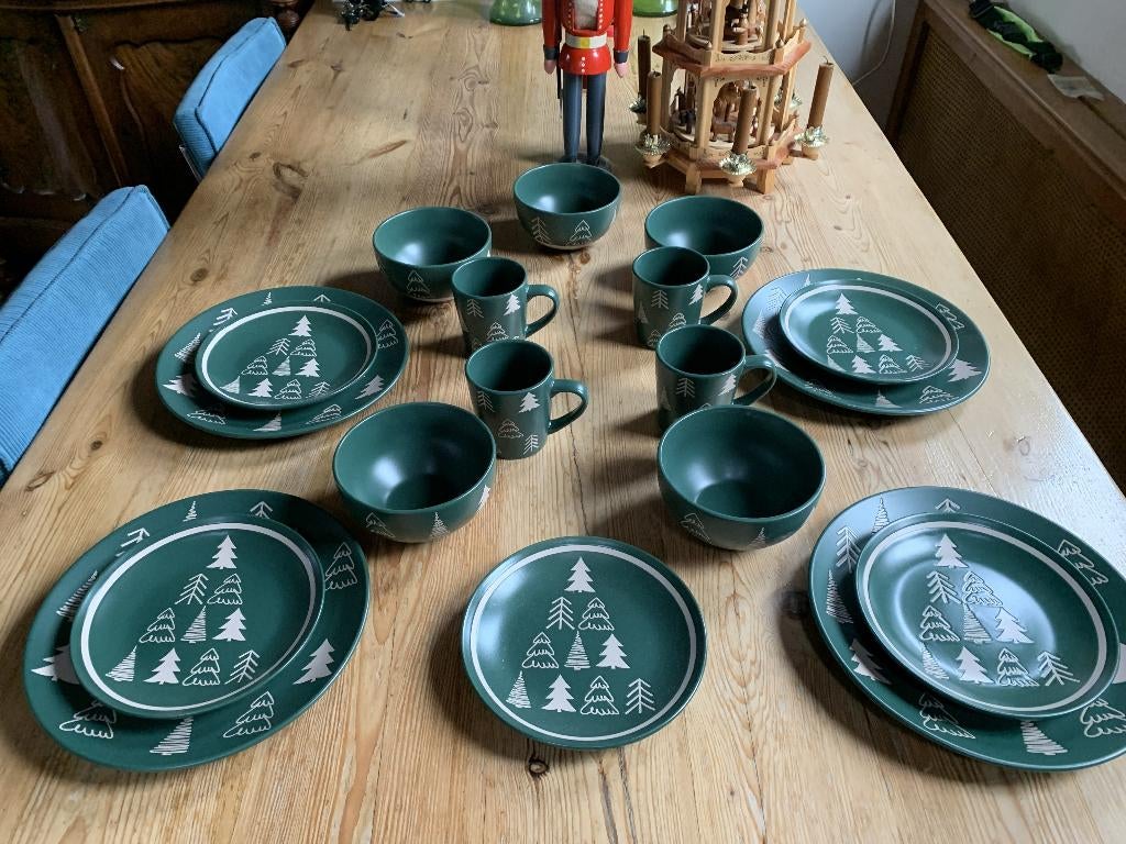 18 delig groen servies van Azur ceramics, Ophalen of Verzenden, Zo goed als nieuw, Aardewerk, Overige stijlen