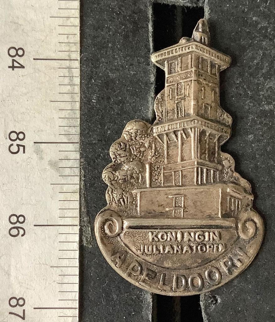 speld, Apeldoorn, Kon. Julianatoren, brochesluiting (P2, Verzamelen, Speldjes, Pins en Buttons, Ophalen of Verzenden, Gebruikt