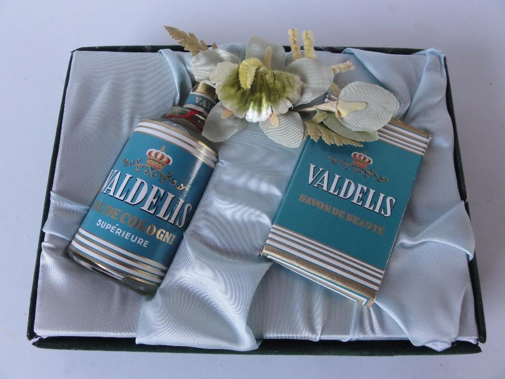VINTAGE geschenkdoos Valdelis eau de cologne en zeep  50/60, Verzamelen, Parfumverzamelingen, Verzenden, Zo goed als nieuw, Parfumfles