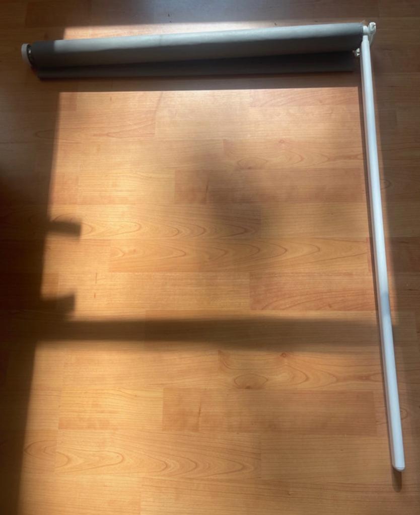 Grijze rolgordijn IKEA, Doe-het-zelf en Verbouw, Rolluiken, Ophalen, 150 tot 200 cm, Zo goed als nieuw, Minder dan 100 cm