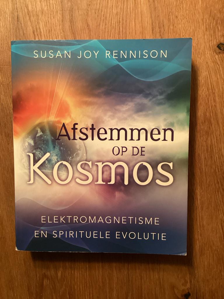 Afstemmen op de Kosmos - Susan Joy Rennison, Boeken, Ophalen of Verzenden, Zo goed als nieuw, Spiritualiteit algemeen, Achtergrond en Informatie