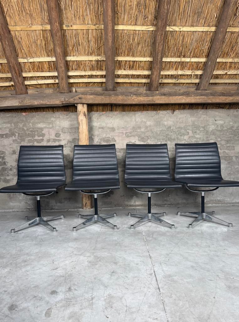 8 vintage Herman Miller Eames EA105 in leder Vitra, Zwart, Ophalen of Verzenden, Vijf, Zes of meer stoelen, Leer