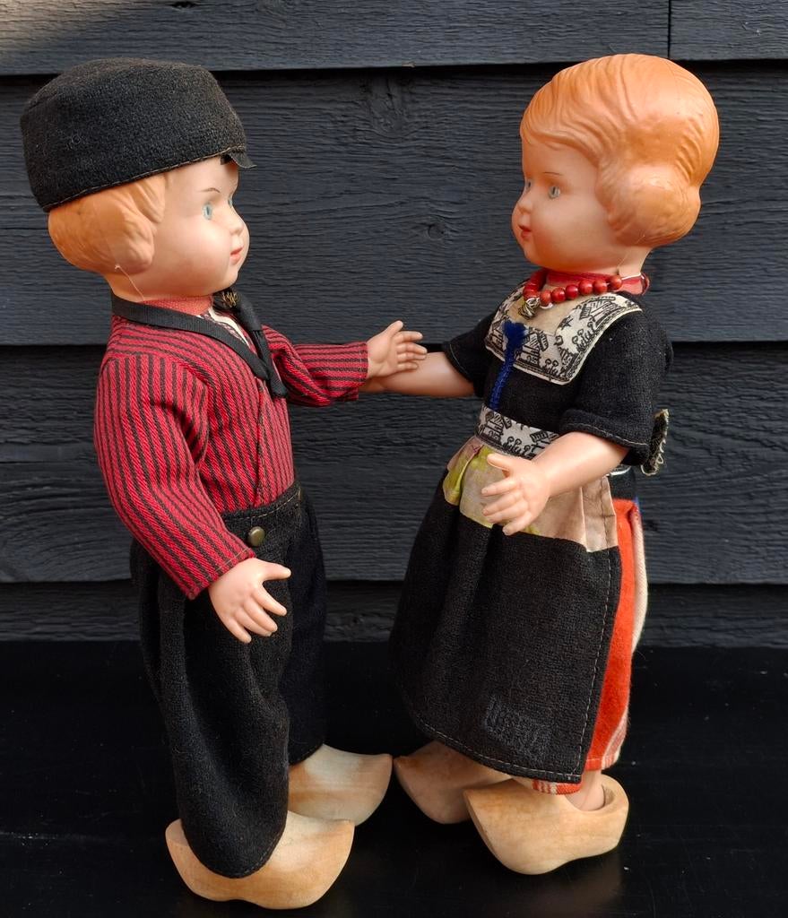 Oude Lassie popjes op klompjes 30 cm compleet. Gemerkt ITALY, Verzamelen, Poppen, Ophalen of Verzenden, Gebruikt, Pop