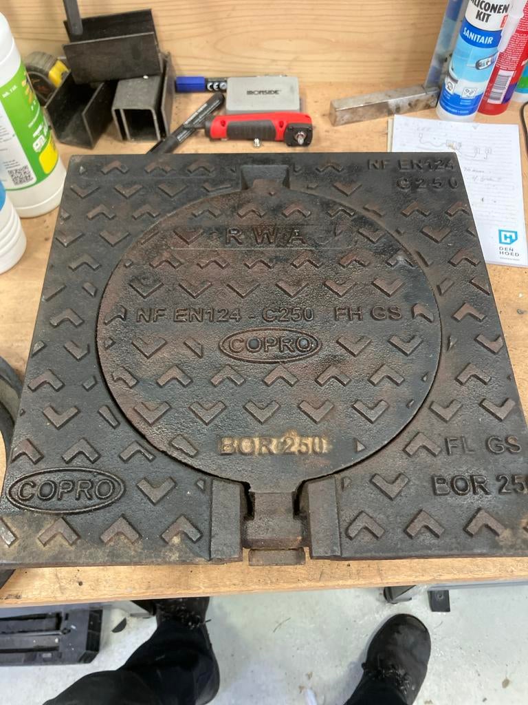 Gietijzeren putdeksel 32x32 cm met rubbermanchet, Ophalen, Gebruikt, Overige typen