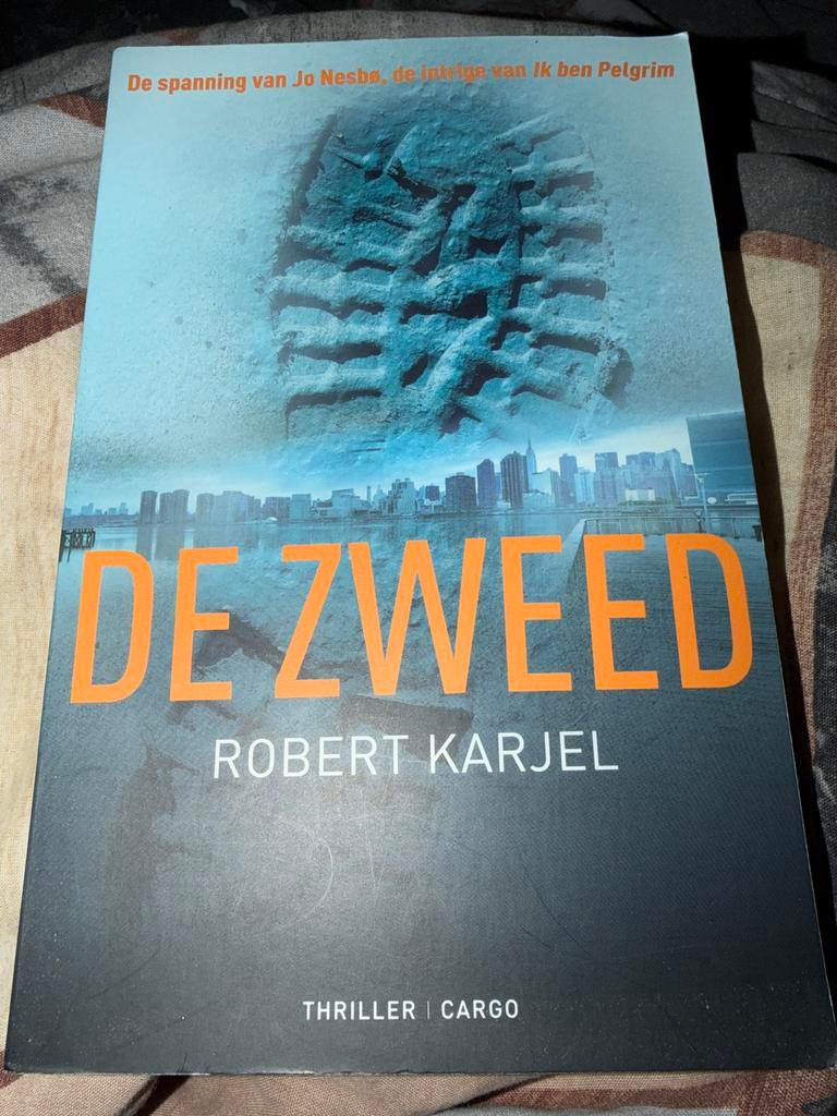 NK1.   Robert Karjel - De Zweed, Europa overig, Robert Karjel, Ophalen of Verzenden, Zo goed als nieuw