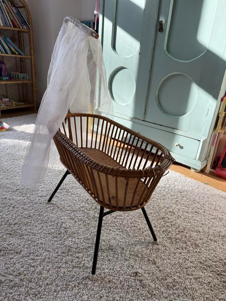 Rotan poppen wiegje met hemeltje, Kinderen en Baby's, Speelgoed | Poppen, Ophalen, Gebruikt, Overige typen