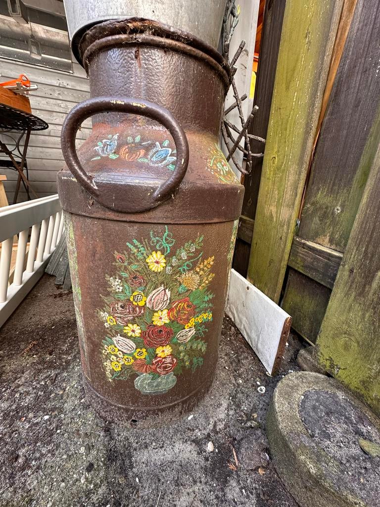 Ouderwetse melkbus met handgeschilderde bloemen, Ophalen