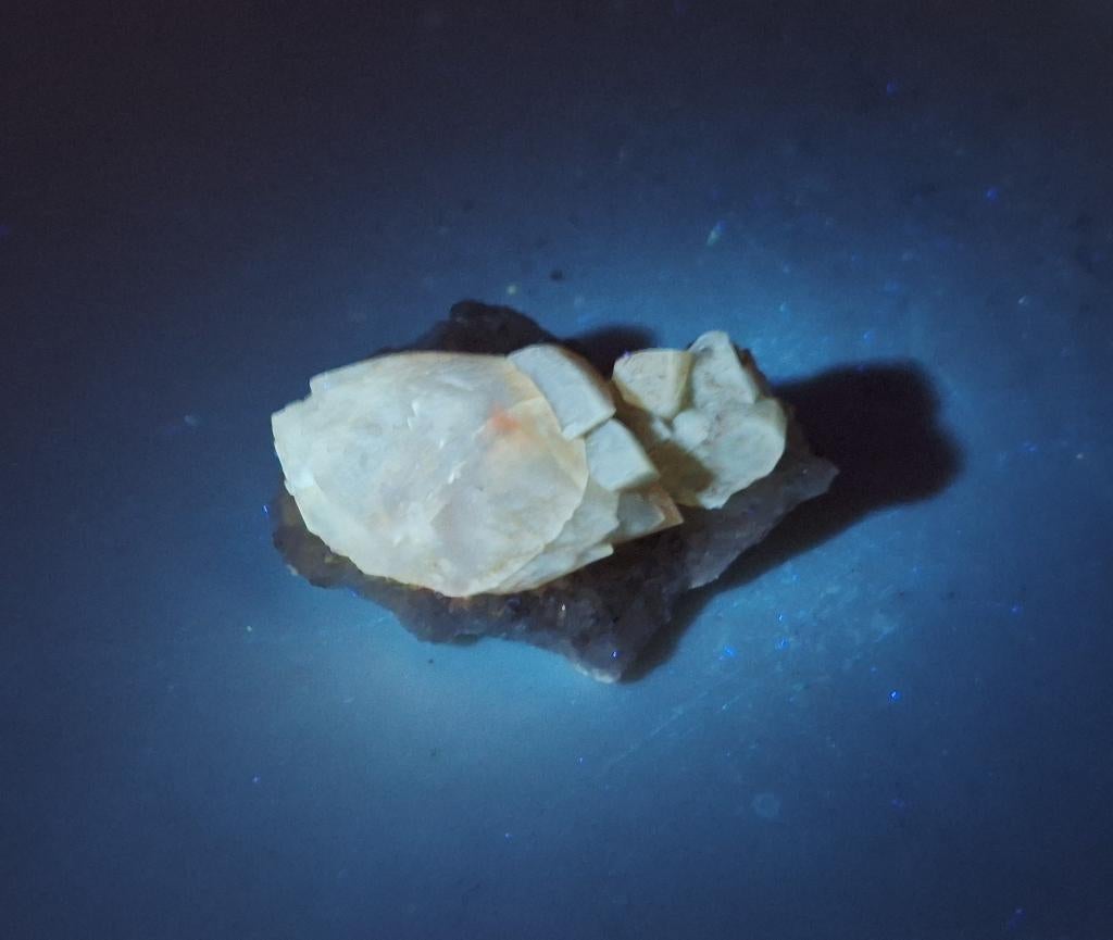 Amethyst, Calciet - Juchem, Duitsland (UV LW), Ophalen of Verzenden, Mineraal